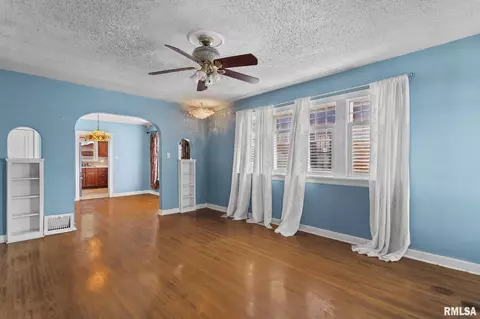 Living - 2128 S State St, Springfield, IL 62704 photo 3 of 6