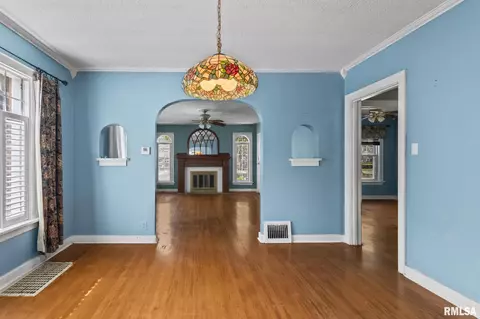 Living - 2128 S State St, Springfield, IL 62704 photo 5 of 6