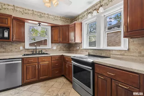 Kitchen - 2128 S State St, Springfield, IL 62704 photo 2 of 4