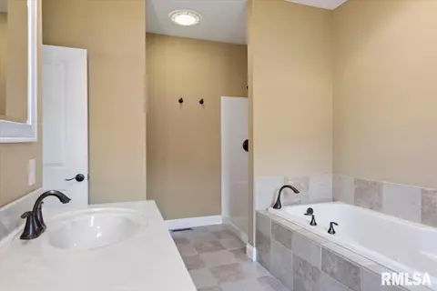 Bath - 5909 Hedley Rd, Springfield, IL 62711 photo 1 of 2
