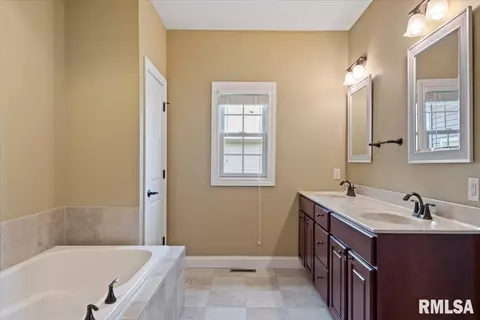 Entry Way - 5909 Hedley Rd, Springfield, IL 62711 photo 3 of 5