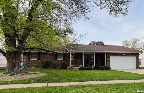 615 E Oak St, Taylorville, IL 62568