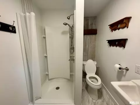 Bath - 27 Hamlin Heights Dr, Hannibal, MO 63401 photo 6 of 7