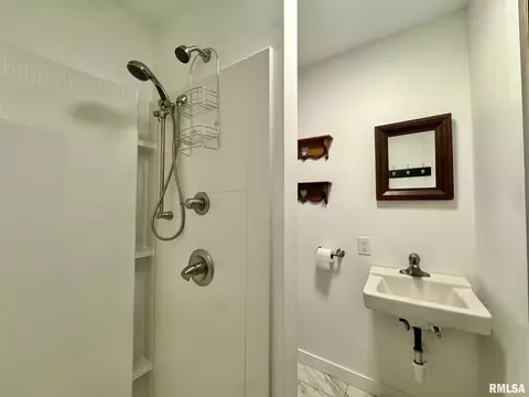 Bath - 27 Hamlin Heights Dr, Hannibal, MO 63401 photo 7 of 7