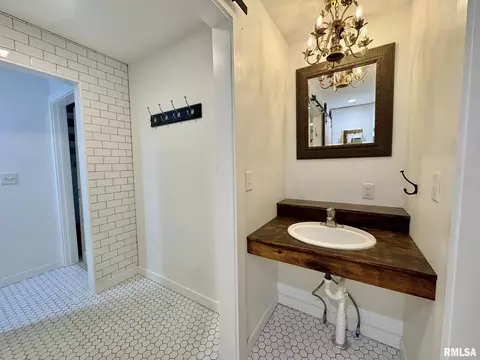 Bath - 27 Hamlin Heights Dr, Hannibal, MO 63401 photo 1 of 7