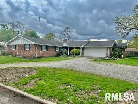1202 Pauline St, Taylorville, IL 62568