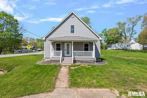 101 N 8th St, Riverton, IL 62561