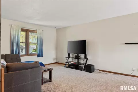 Living - 3000 Griffiths Ave, Springfield, IL 62702 photo 1 of 4