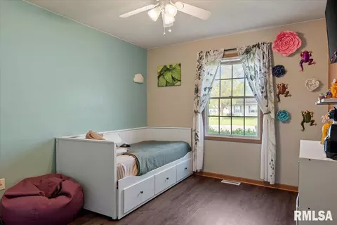 Bedroom - 504 N Bitterroot Dr, Athens, IL 62613 photo 6 of 7