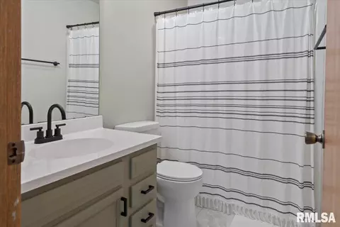 Bath - 504 N Bitterroot Dr, Athens, IL 62613 photo 3 of 3
