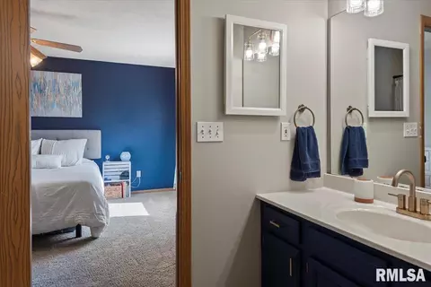 Bath - 504 N Bitterroot Dr, Athens, IL 62613 photo 2 of 3