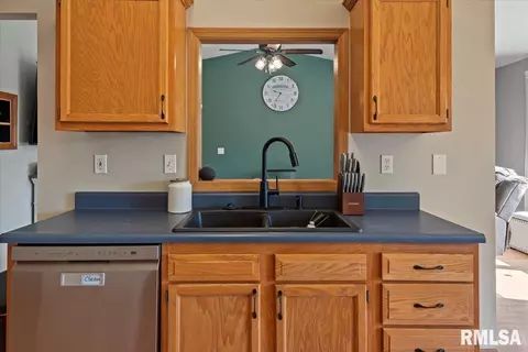 Kitchen - 504 N Bitterroot Dr, Athens, IL 62613 photo 2 of 2
