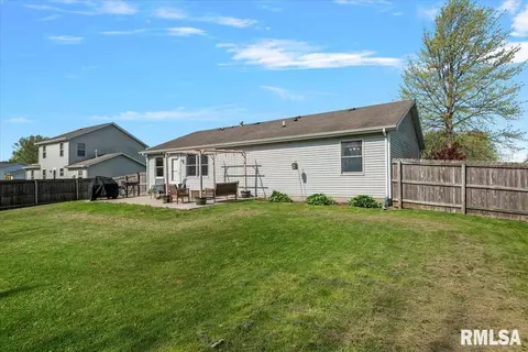 Exterior - 504 N Bitterroot Dr, Athens, IL 62613 photo 4 of 7