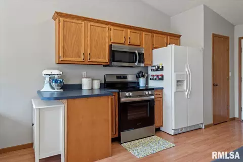 Kitchen - 504 N Bitterroot Dr, Athens, IL 62613 photo 1 of 2