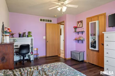 Bedroom - 504 N Bitterroot Dr, Athens, IL 62613 photo 5 of 7