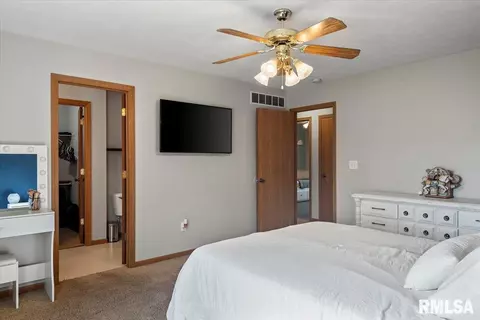Bedroom - 504 N Bitterroot Dr, Athens, IL 62613 photo 3 of 7