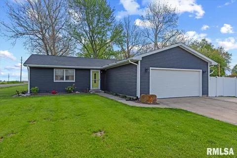 1444 Sportsman Dr, Taylorville, IL 62568