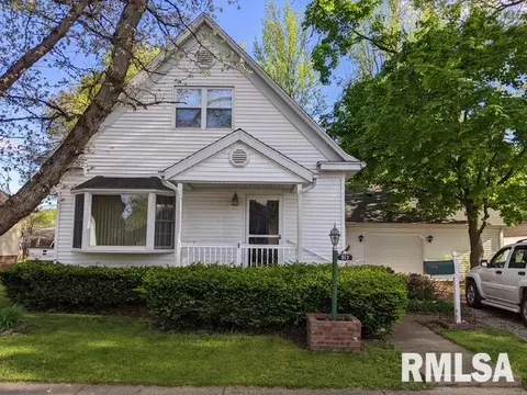 917 Esther St, Taylorville, IL 62568