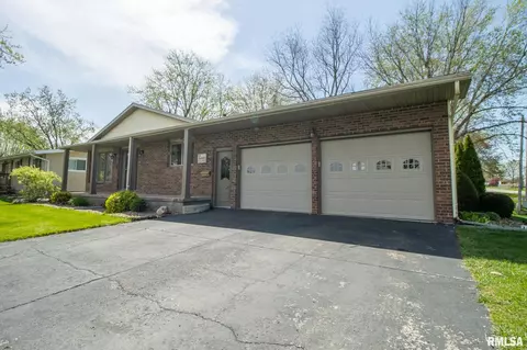 312 N Cedar St, Abingdon, IL 61410 photo 4