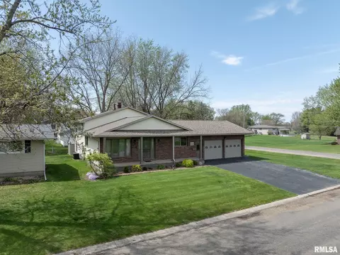 312 N Cedar St, Abingdon, IL 61410 photo 2