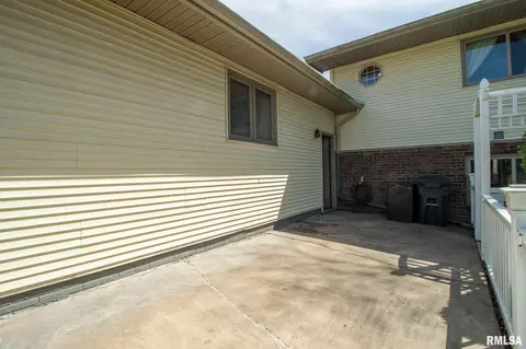 312 N Cedar St, Abingdon, IL 61410 photo 5