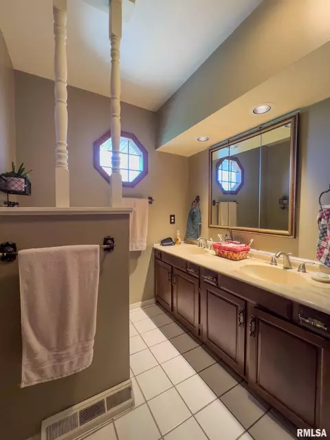 312 N Cedar St, Abingdon, IL 61410 photo 30