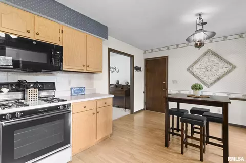 Kitchen - 42 Coachlight Ct, Springfield, IL 62703 photo 1 of 2