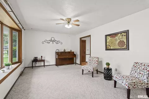 Living - 42 Coachlight Ct, Springfield, IL 62703 photo 2 of 3