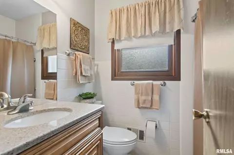 Bath - 42 Coachlight Ct, Springfield, IL 62703 photo 1 of 2