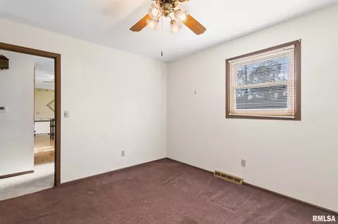 Bedroom - 42 Coachlight Ct, Springfield, IL 62703 photo 9 of 10