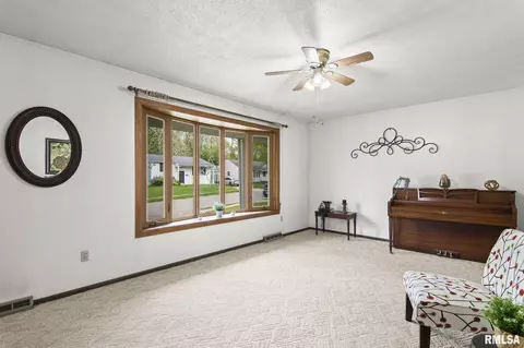 Living - 42 Coachlight Ct, Springfield, IL 62703 photo 3 of 3