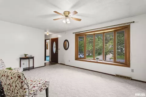 Living - 42 Coachlight Ct, Springfield, IL 62703 photo 1 of 3