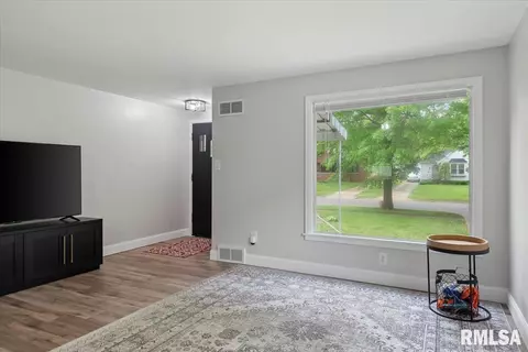 2141 S State St, Springfield, IL 62704 photo 6