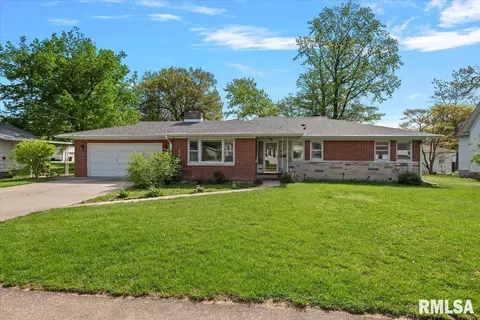 716 S Clay St, Taylorville, IL 62568