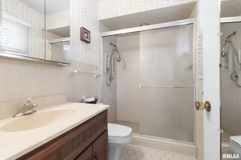 Bath - 817 Kenyon Dr, Springfield, IL 62704 photo 1 of 2