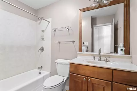 Bath - 817 Kenyon Dr, Springfield, IL 62704 photo 2 of 2