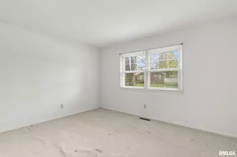 Bedroom - 817 Kenyon Dr, Springfield, IL 62704 photo 4 of 9