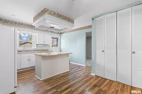 Kitchen - 817 Kenyon Dr, Springfield, IL 62704 photo 1 of 3