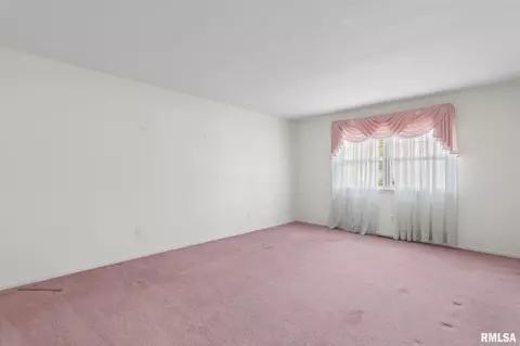 Bedroom - 817 Kenyon Dr, Springfield, IL 62704 photo 1 of 9
