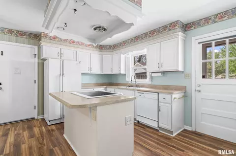 Kitchen - 817 Kenyon Dr, Springfield, IL 62704 photo 3 of 3
