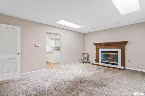 Living - 817 Kenyon Dr, Springfield, IL 62704 photo 4 of 4