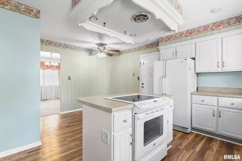 Kitchen - 817 Kenyon Dr, Springfield, IL 62704 photo 2 of 3