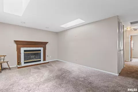 Living - 817 Kenyon Dr, Springfield, IL 62704 photo 3 of 4