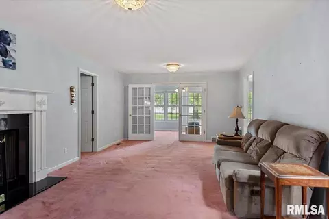 Living - 3300 Winch Rd, Springfield, IL 62707 photo 2 of 4