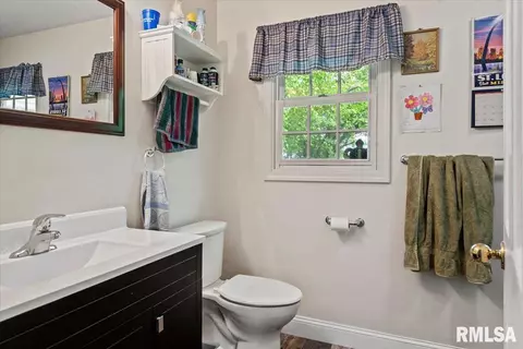 Bath - 3300 Winch Rd, Springfield, IL 62707 photo 2 of 4