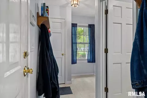 Entry Way - 3300 Winch Rd, Springfield, IL 62707 photo 8 of 12