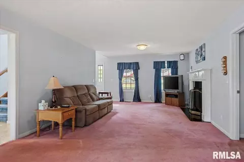 Living - 3300 Winch Rd, Springfield, IL 62707 photo 3 of 4