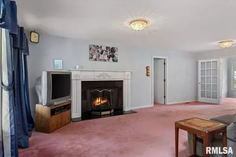 Living - 3300 Winch Rd, Springfield, IL 62707 photo 1 of 4