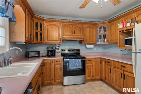 Kitchen - 3300 Winch Rd, Springfield, IL 62707 photo 2 of 2
