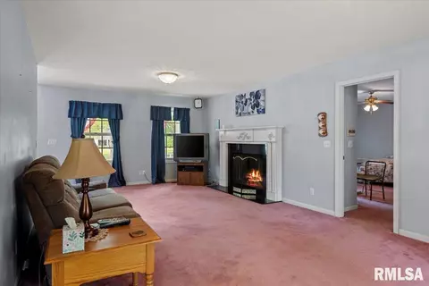 Living - 3300 Winch Rd, Springfield, IL 62707 photo 4 of 4